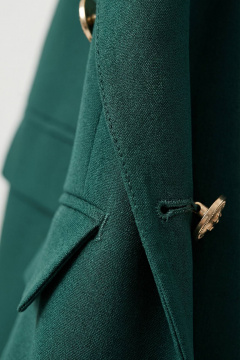 Зеленый костюм двойка из хлопка с золотыми пуговицами AURA otd 9183 изумруд - фото 5