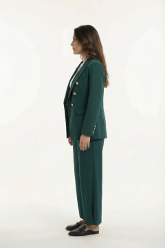 Зеленый костюм двойка из хлопка с золотыми пуговицами AURA otd 9183 изумруд - фото 4