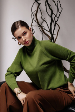 Демисезонный трикотажный зеленый свитер с высоким воротником Полесье С3433-17 7С1582-Д43 158,164 васаби - фото 2