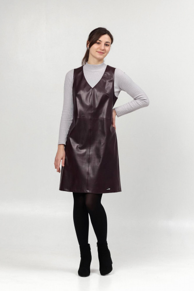 Демисезонный сарафан из эко-кожи с вытачками и разрезом Соджи 637 темно-бордовый - фото 4