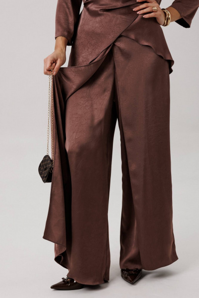 Демисезонные коричневые брюки палаццо с блузой из атласа Fantazia Mod 4993/1 - фото 6