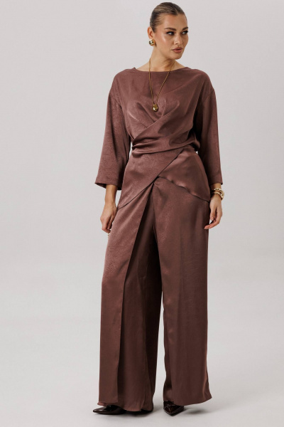 Демисезонные коричневые брюки палаццо с блузой из атласа Fantazia Mod 4993/1 - фото 1
