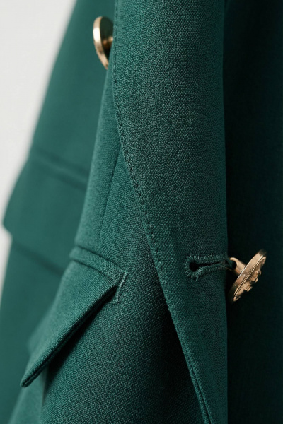 Зеленый костюм двойка из хлопка с золотыми пуговицами AURA otd 9183 изумруд - фото 7