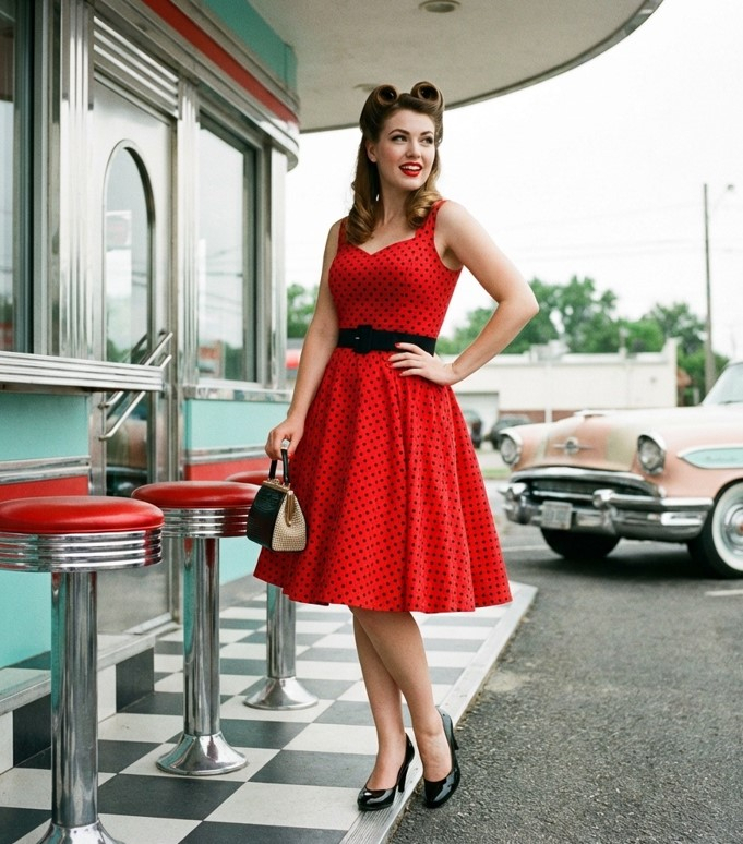 Девушка в красном платье в белый горошек в стиле 1950-х с пышной юбкой и поясом