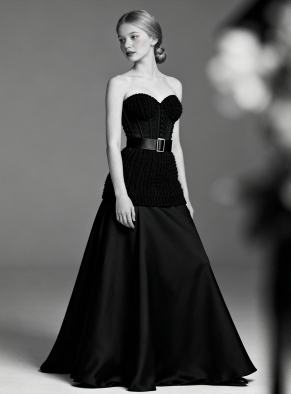 Образ #16: Платье с корсетным верхом и поясом — создаёт изгибы для прямоугольника