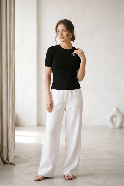 Белые льняные брюки с чёрным топом и цветным акцентом