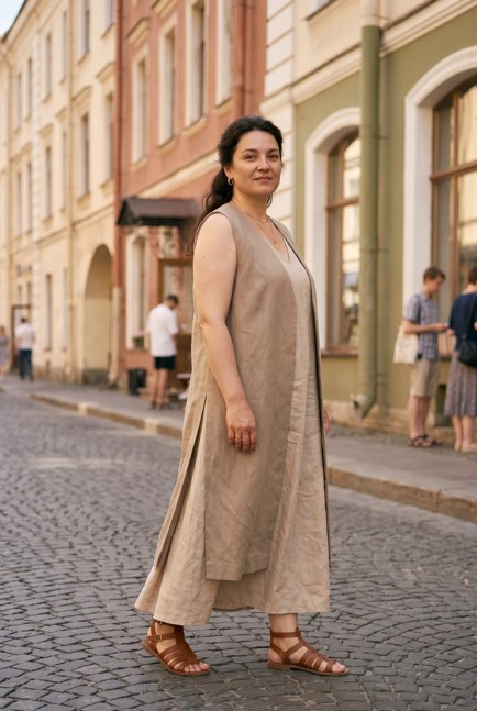 Женщина plus size в бежевом льняном платье макси с удлинённым жилетом