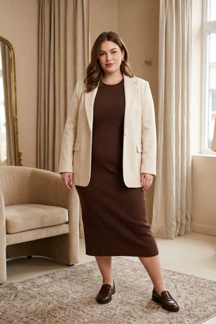 Для plus-size лучше всего работает вертикаль: платье миди, расстёгнутый жакет и спокойная обувь в одной глубине.
